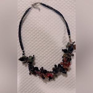 Feminine-unique small flower beads necklace.